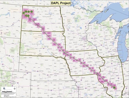 Také guvernér Severní Dakoty Jack Dalrymple ještě ve středu tvrdil, že změna trasy ropovodu "asi není proveditelná". Nedělní rozhodnutí úřadů označil za velkou chybu
