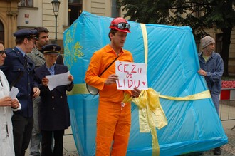 Dárek pro energetiky před sídlem vlády má symbolizovat 50 miliard v tisícikorunách. Ilustrační foto z demonstrace proti přidělení povolenek na vypouštění emisí skleníkových plynů zdarma energetickým společnostem v roce 2011