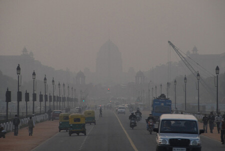 Školy a staveniště dnes zůstaly v Dillí uzavřeny kvůli hustému smogu, který indickou metropoli sužuje již více než týden. Ilustrační snímek.