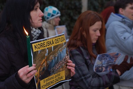 Demonstrace ochránců zvířat před velvyslanectvím Jižní Koreje
