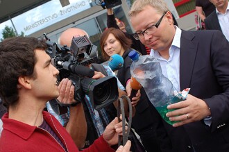 Aktivista Jan Skalík přinesl někdejšímu ministrovi životního prostředí Tomáši Chalupovi PET lahec s benzínem, kterou na Šumavě nechali těžaři. Skalík během protestů proti kácení dostal od policistů hrst mravenců za triko.
