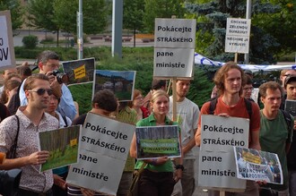 Tomáš Chalupa čelil kritice kvůli situaci v Národním parku Šumava demonstracím před svým úřadem
