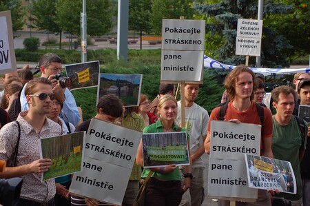 Loňská demonstrace za odvolání Jana Stráského před ministerstvem životního prostředí