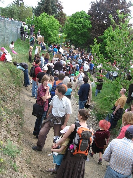 Češi a Češky si na svá občanská práva zvykli. Demonstrace proti oplocení lesa Botanické zahrady v Praze
