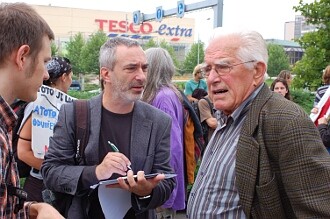 Moderátor Petr Vacek a Josef Fanta před začátkem demonstrace