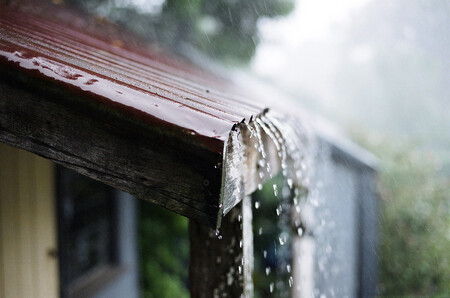 Dešťovou vodu můžete využít na zalévání zahrady, ale také třeba na splachování záchoda či na praní prádla.