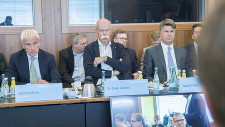 Také Vás to překvapilo? Na snímku zleva: Matthias Müller - Volkswagen, Dieter Zetsche - Daimler a Harald Krüger -  BMW