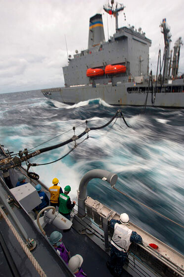 Doplňování paliva do vojenských lodí přímo na moři je pro americkou armádu nákladná záležitost, která má i svá logistická a bezpečnostní úskalí.