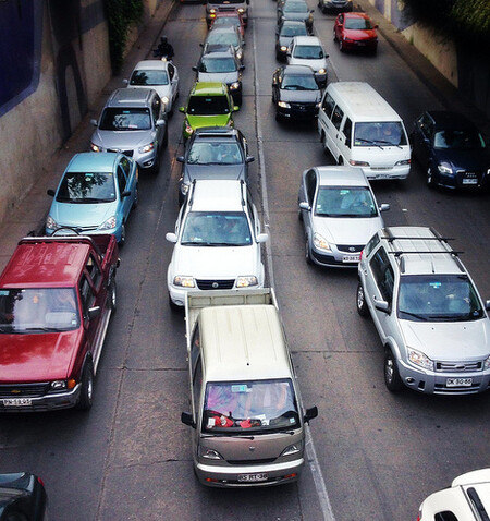 Zákaz výjezdu do ulic města se bude týkat více než 1,9 milionu automobilů. Stav nouze platí, když koncentrace miniaturních škodlivých prachových částic ve vzduchu přesáhne 500 mikrogramů na metr krychlový