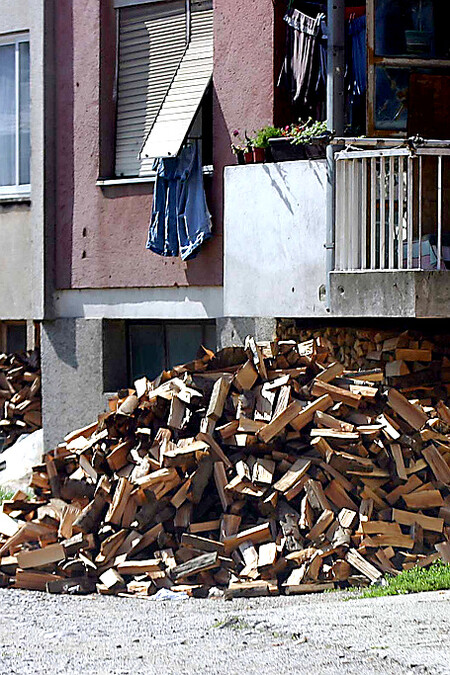 Dřevo na ulici v Tarcinu v Bosně