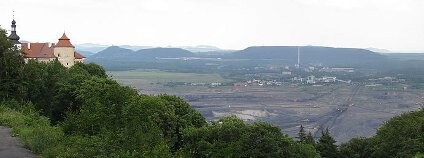 Pohled na zámek Jezeří a Důl ČSA v Mostecké pánvi Foto: Hadonos Wikimedia Commons