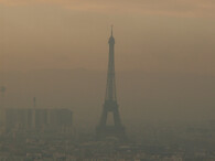 Eiffelovka ve smogu