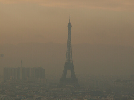 Paříž a široké okolí se dál potýká s nejhorší zimní smogovou situací za posledních deset let.