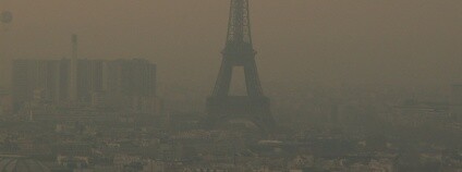 Eiffelovka ve smogu. Foto:  D€NNI$/Flickr.com