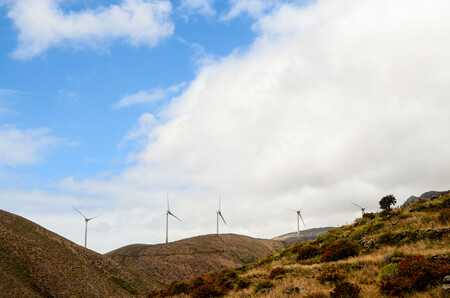 Elektrárnu Gorona del Viento tvoří pět větrníků umístěných na vrcholku, jejichž výkon je 11,5 megawattů, a dvě vodní nádrže, jejichž výškový rozdíl činí 650 metrů, s hydraulickými turbínami o výkonu 11,32 megawattů. Když vítr přestane vanout, přepadává voda z horní nádrže do dolní
