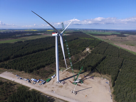 Společnost Siemens nainstalovala první 7MW větrnou elektrárnu určenou pro „offshore“ provoz, tedy pro mořské větrné farmy.