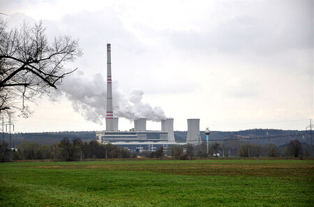 Elektrárna Chvaletice (na obrázku) je nejmladší hnědouhelnou elektrárnou v zemi, v provozu je od roku 1979. Její instalovaný výkon činí 820 MW. Současný majitel, společnost Severní energetická (Sev.en), elektrárnu koupil od společnosti ČEZ v roce 2013 za 4,12 miliardy korun.