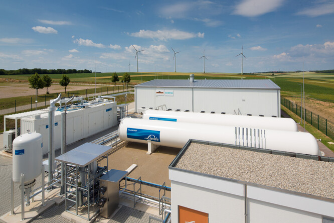 Energiepark Mohuč je největší zařízení na elektrolýzu vodíku. Umožňuje využít přebytečnou energii větru a přeměnit ji na vodík.