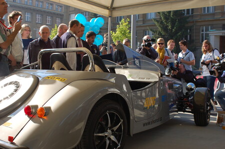 Elektromobil EHR 10 vyvinutý týmem ze Západočeské univerzitzy v Plzni se na výstavě těšil velké pozornosti.