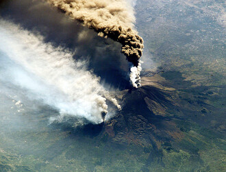 Při erupci sopky se do atmosféry dostávají sulfáty, které působí jako zrcadlo a odrážejí sluneční paprsky zpět. Vědci zkoumají, zda tento efekt nelze navodit uměle. Na snímku erupce italské Etny v roce 2002