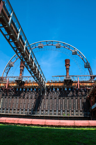 Zollverein, jehož někdejší haldy se proměnily v parky a nákladové nádraží v dětské hřiště a v běžecké dráhy, se tak snaží stejně jako zbytek Porúří ukázat, že je možné oprostit se od průmyslové minulosti a vytvořit moderní ekonomiku