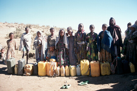 Africké vlády sice pro podobné případy již dávno zavedly strategické zásoby potravin, ale několik předchozích let sucha je vyčerpalo. Na ilustračním obrázku zástup lidí čekající u pumpy na vodu v Etiopii v roce 2009.