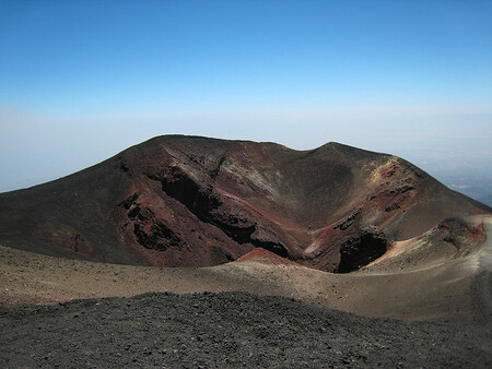 Etna je v Evropě nejvyšší činnou sopkou a zároveň druhým nejmohutnějším vulkánem. Její výška podle měření z roku 2009 dosahovala 3329 metrů nad mořem.