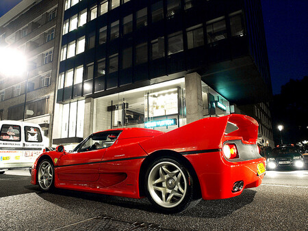 Příští rok by se mělo objevit i hybridní Ferrari, model Enzo. Ilustrační snímek