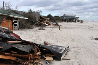 Škody způsobené bouří Sandy na pobřeží Fire Island