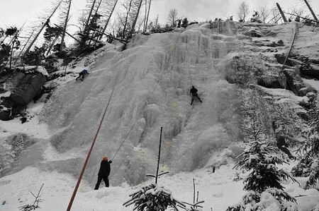Přírodní ledopád v Labském dole v Krkonoších, na němž Správa Krkonošského národního parku během zimy nabízí možnost lezení, přilákal v této zimní sezoně desítky lezců z celé republiky.