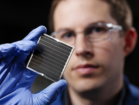 Harry A. Atwater a James C. Stevens zveřejnili svůj vývoj fotovoltaických panelů, které místo vzácných kovů používají kovy běžné. Ilustrační snímek