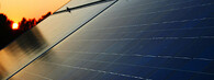 Fotovoltaický panel a západ slunce