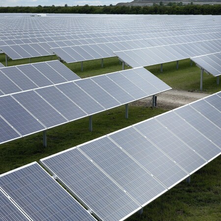 Informace ale kontrastují s názorem britských vládních poradců – ti nedávno uvedli, že energie ze slunce je pro Británii příliš drahá. Na obrázku fotovoltaická elektrárna s instalovaným výkonem 5 MW v obci Hawk u Trentu v hrabství Nottingham.