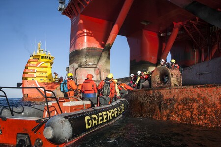 Soud včera vyčíslil hodnotu poškození lodě i neoprávněného zadržení a utrpení aktivistů Greenpeace. Rusko musí Nizozemsku za zadržení lodi Greenpeace pod nizozemskou vlajkou v Barentsově moři v roce 2013 zaplatit přibližně přes 143 milionů korun. / Na obrázku: Greenpeace na ropné plošině Statoilu v Barentsově moři 27. května 2014