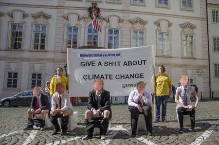 Aktivisté hnutí Greeanpeace protestovali dnes happeningem před velvyslanectvím Spojených států v Praze proti rozhodnutí amerického prezidenta Donalda Trumpa odstoupit od pařížské klimatické dohody.