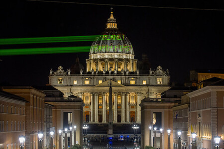 Navzdory přísným bezpečnostním opatřením kvůli dnešní návštěvě amerického prezidenta Donalda Trumpa u papeže Františka ve Vatikánu se aktivistům z hnutí Greenpeace podařilo promítnout na Svatopetrský dóm vlastní poselství.