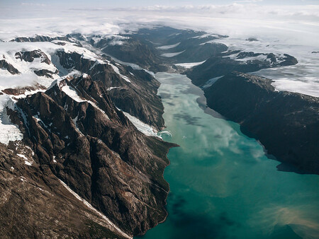 Oblast Sukkertoppen na snímku z roku 2013. Před osmdesáti lety byl v kaňonu ledovec, viz snímek níže.