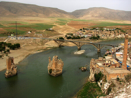 U Tigridu leží část historicky cenného města Hasankeyfu. Velká část památek má sice zůstat nad úrovní vodní hladiny plánované nádrže, několika mešit, tureckých lázní a pozůstatků historického mostu přes Tigris se to ale netýká.