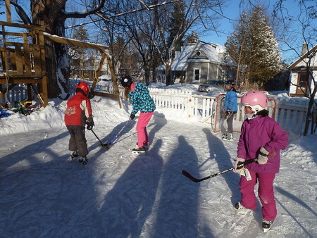 Hokej na dvorku v Ottawě v Kanadě