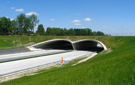 Ekodukt podle představ ŘSD. Ve skutečnosti jen předražený most, převádějící silnici III. třídy mezi Hranicemi a Hrabůvkou.