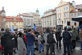 Na podporu sněmovní verze novely zákona se na Malostranském náměstí sešly stovky lidí.