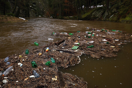 Jarní voda s sebou přináší odpadky z měst a obcí před národním parkem pravidelně. Většinu naplavených odpadků z řek v dalších týdnech a měsících odstraňují dobrovolníci.