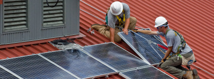 nstalace fotovoltaických panelů na střechu domu. Foto: Wayne National Forest Flickr