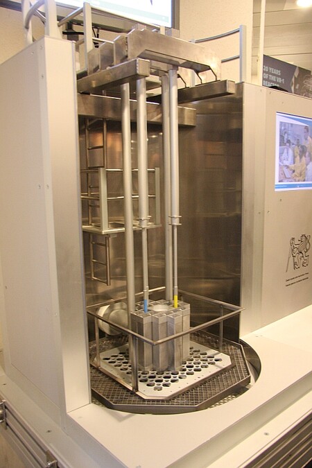 Interaktivní model výzkumného jaderného reaktoru VR-1 na výstavě v Evropském parlamentu.