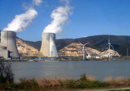 Z 58 francouzských jaderných reaktorů jsou nyní odstaveny dvě desítky. Na ilustračním snímku francouzská jaderná elektrárna Tricastin.