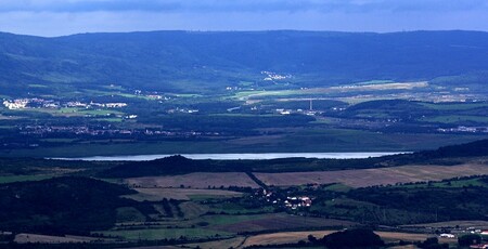 Jezero Milada, dříve pojmenovávané také jako Chabařovické jezero. Pohled z Milešovky.