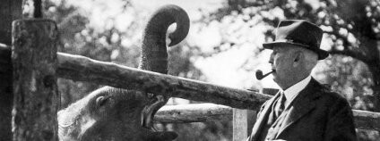 Jiří Janda - zakladatel pražské zoo Profesor Jiří Janda se slonem Babym, který přišel do pražské zoo v červenci 1933 Foto: Jiří Baum / Zoo Praha