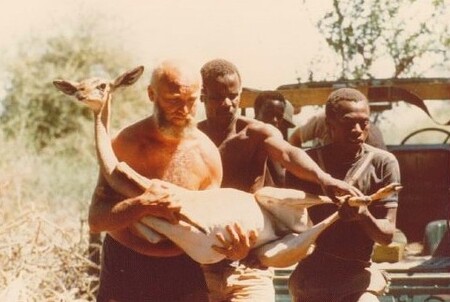Josef Vágner při svých afrických expedicích v letech 1967 až 1976 odchytl tisíce zvířat. Na ilustračním snímku se svými pomocníky.