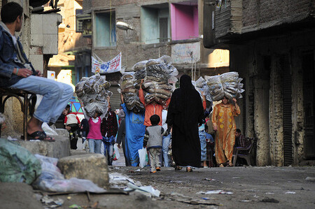 Egypťané jim říkají zabbálínové - sběrači odpadků. Zadarmo odklízeli z káhirských ulic odpad, odváželi ho domů, třídili ho a co se dalo, vraceli do oběhu. Třídí se ručně, plast se odděluje od papíru, textil od organického materiálu a znovu se rozprodává