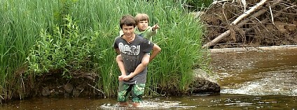 děti u potoka Foto: Liga Eglite / Flickr